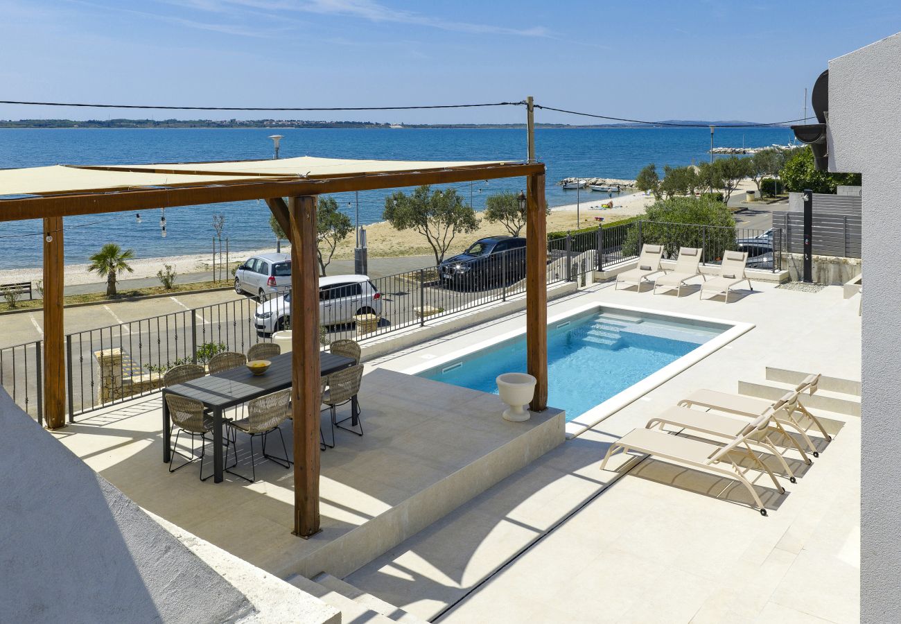 Terrasse der Villa Diaria mit privatem Pool, Pergola und Meerblick in Vrsi