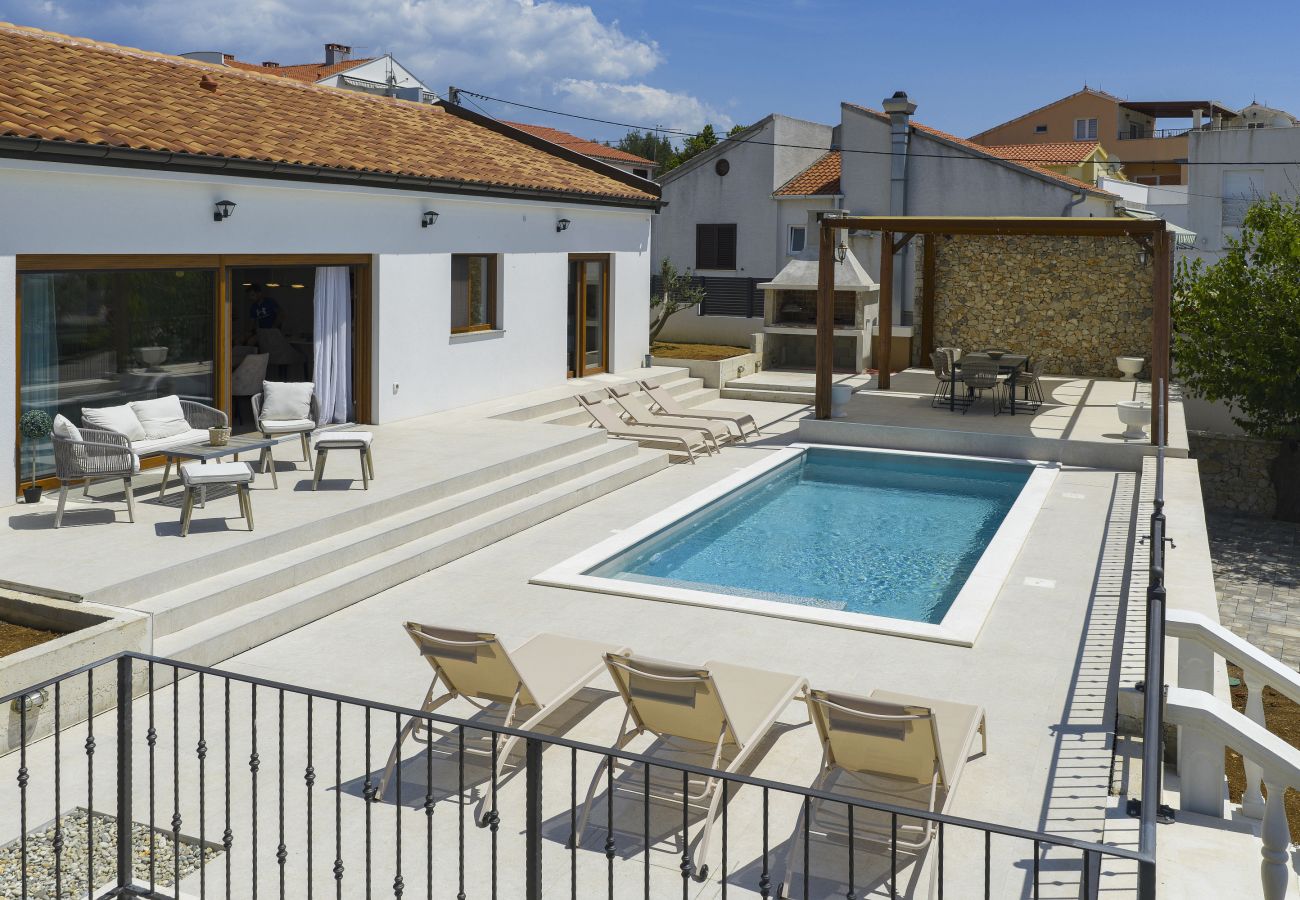Außenbereich der Villa Diaria mit privatem Pool, Sonnenterrasse, Liegen und Pergola in Vrsi