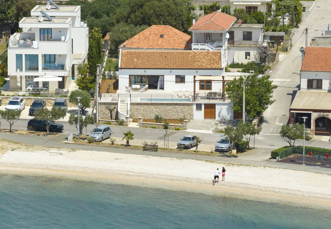 Drohnenansicht der Villa Diaria in Vrsi mit Kiesstrand, Meer und Lage in erster Reihe
