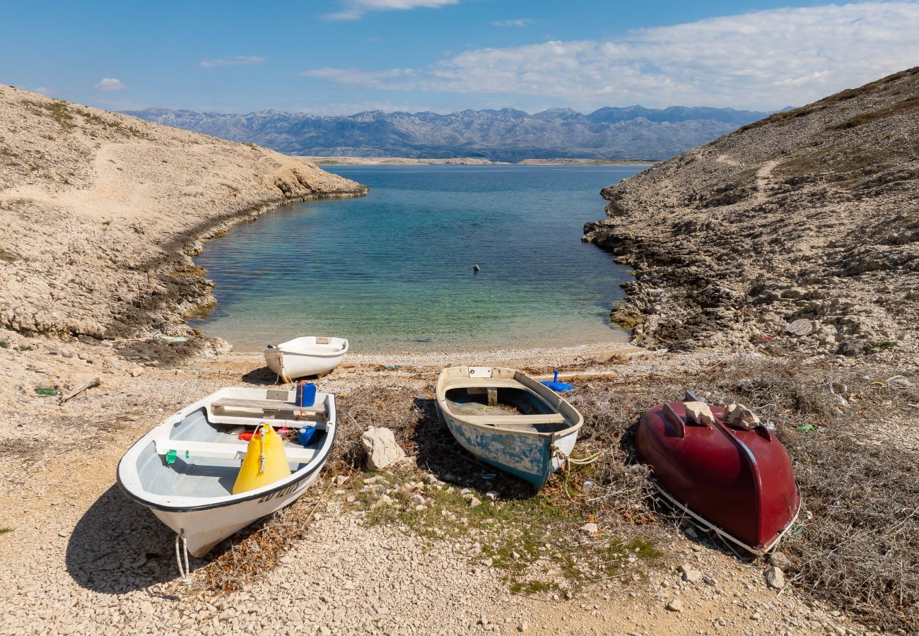 Ruhige Bucht bei Vrsi mit kleinen Booten, klarem Wasser und Velebit-Gebirge