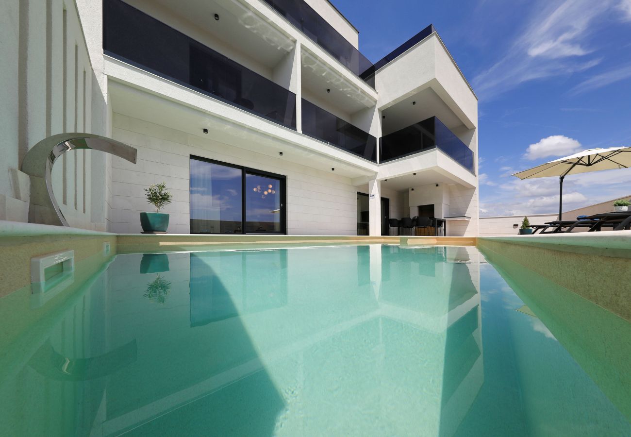Villa in Zadar - Villa Depaja mit beheiztem Pool